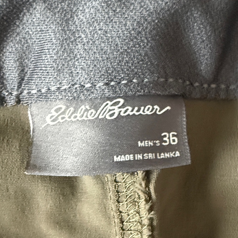 Eddie Bauer Men's Cargo Shorts in Khaki - Picture 2 of 2